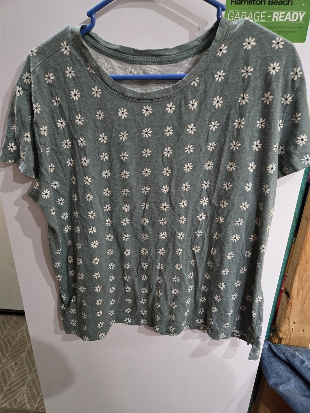 Maurices Green Short Sleeve Tee with White Daisy Print